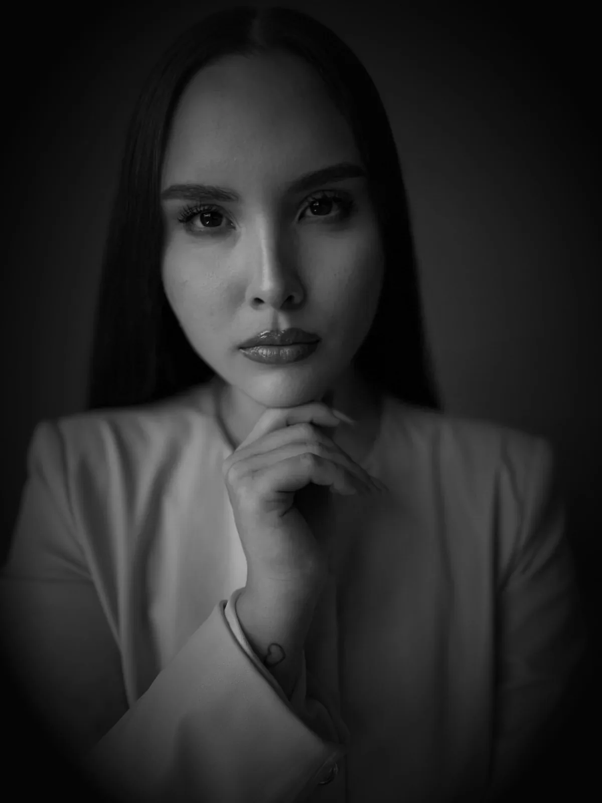 Verena Araújo, retrato em preto e branco